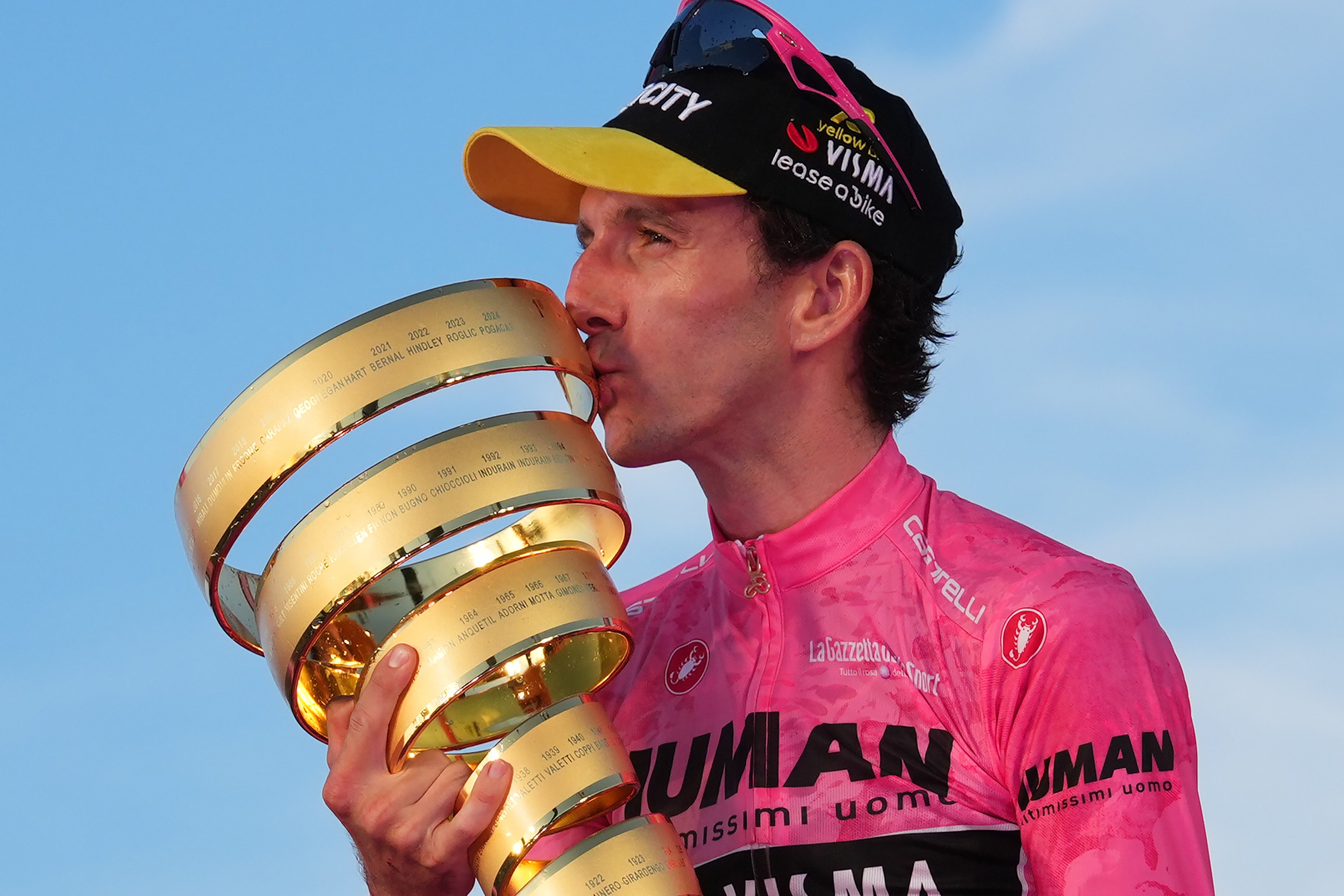 El británico Simon Philip Yates en el podio, vistiendo la camiseta rosa del líder general de la carrera, celebra después de ganar la etapa 21 de la carrera ciclista Giro d'Italia 2025 en Roma, Italia, el domingo 1 de junio de 2025. Deporte: ciclismo. (Foto de Gian Mattia D'Alberto/LaPresse)