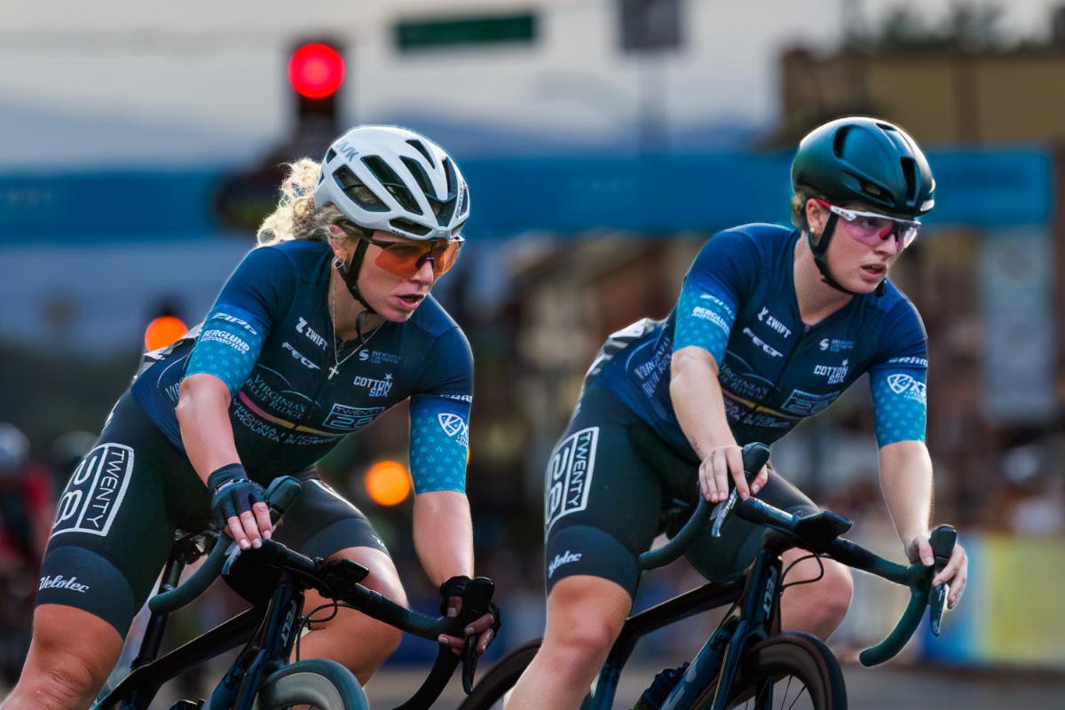 Anna Hicks (izquierda) cubrió movimientos en el criterio de Littleton Twilight cuando su compañera de equipo Olivia Cummins corrió a la victoria