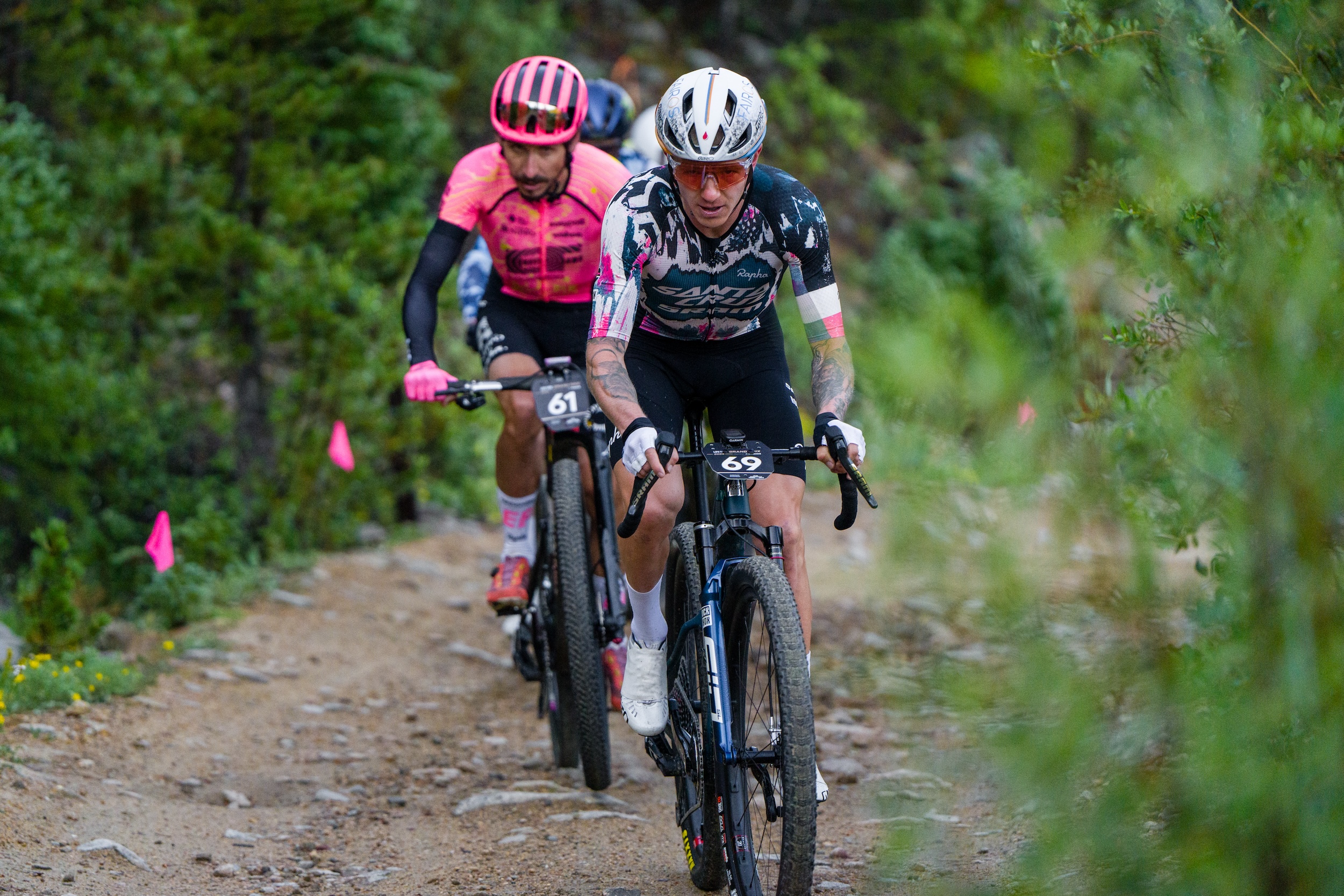 El eventual ganador Keegan Swenson cabalga con bicicleta de barra en el lente