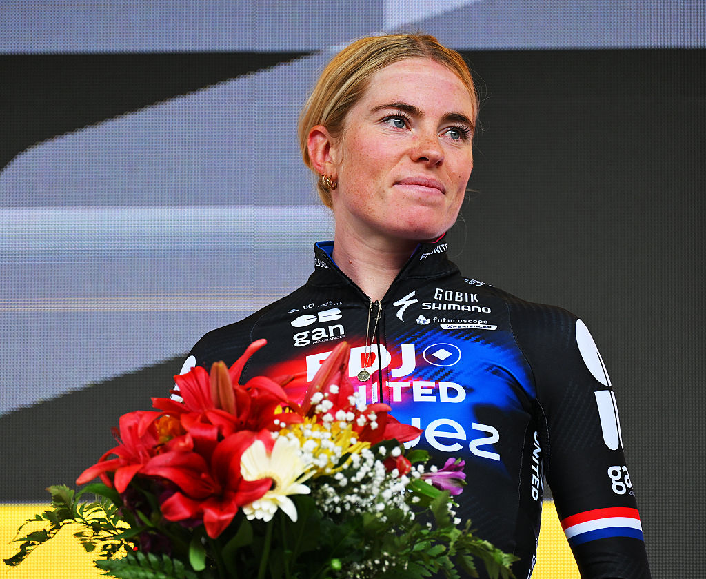 CHATEL LES PORTES DU SOLEIL, FRANCE - AUGUST 03: Demi Vollering of Netherlands and Team FDJ - SUEZ reacts at podium as second place winner during the 4th Tour de France Femmes 2025, Stage 9 a 124.1km stage from Praz-sur-Arly to Chatel Les Portes du Soleilon 1298m / #UCIWWT / August 03, 2025 in Chatel Les Portes du Soleil, Francia. (Foto de Tim de Waele/Getty Images)