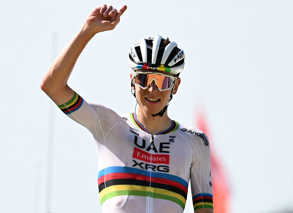 Hautacam, Francia - 17 de julio: (Nota del editor: Cropa alternativa) Tadej Pogacar de Eslovenia y Emirates del equipo de los EAU - XRG celebra en la línea de meta como ganador del escenario durante el 112 ° Tour de Francia 2025, etapa 12 A 180.6 km de AUCH a Hautacam 1519m / #uciwt / el 17 de julio de 2025 en Hautacam, Francia, FRANCE. (Foto de Tim de Waele/Getty Images)