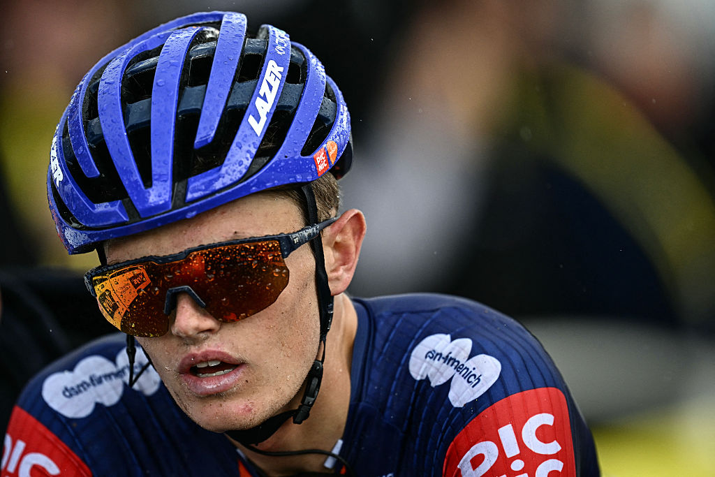 El ciclista británico del equipo Picnic PostNL, Oscar Onley, llega a la línea de meta de la 19.ª etapa de la 112.ª edición de la carrera ciclista del Tour de Francia, 93,1 km entre Albertville y La Plagne, en los Alpes franceses, el 25 de julio de 2025. La 19.ª etapa del Tour de Francia se redujo de su ruta inicial de 129,9 km, sin pasar por el Col des Saisies, donde se produjo un brote de Se descubrió una dermatitis nodular en un rebaño de ganado, lo que llevó a los organizadores a modificar el recorrido de la carrera. (Foto de Loic VENANCE / AFP)