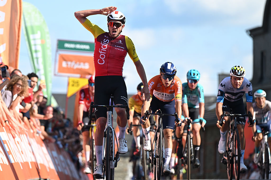 Bertrix, Bélgica - 30 de julio: Clement Izquierdo de Francia y el equipo Cofidis celebra en la línea de meta como ganador del escenario durante el 46th Tour de Wallonie 2025, etapa 5, una etapa de 183.3 km desde Bertrix hasta Bertrix el 30 de julio de 2025 en Bertrix, Belgium. (Foto de Luc Claessen/Getty Images)