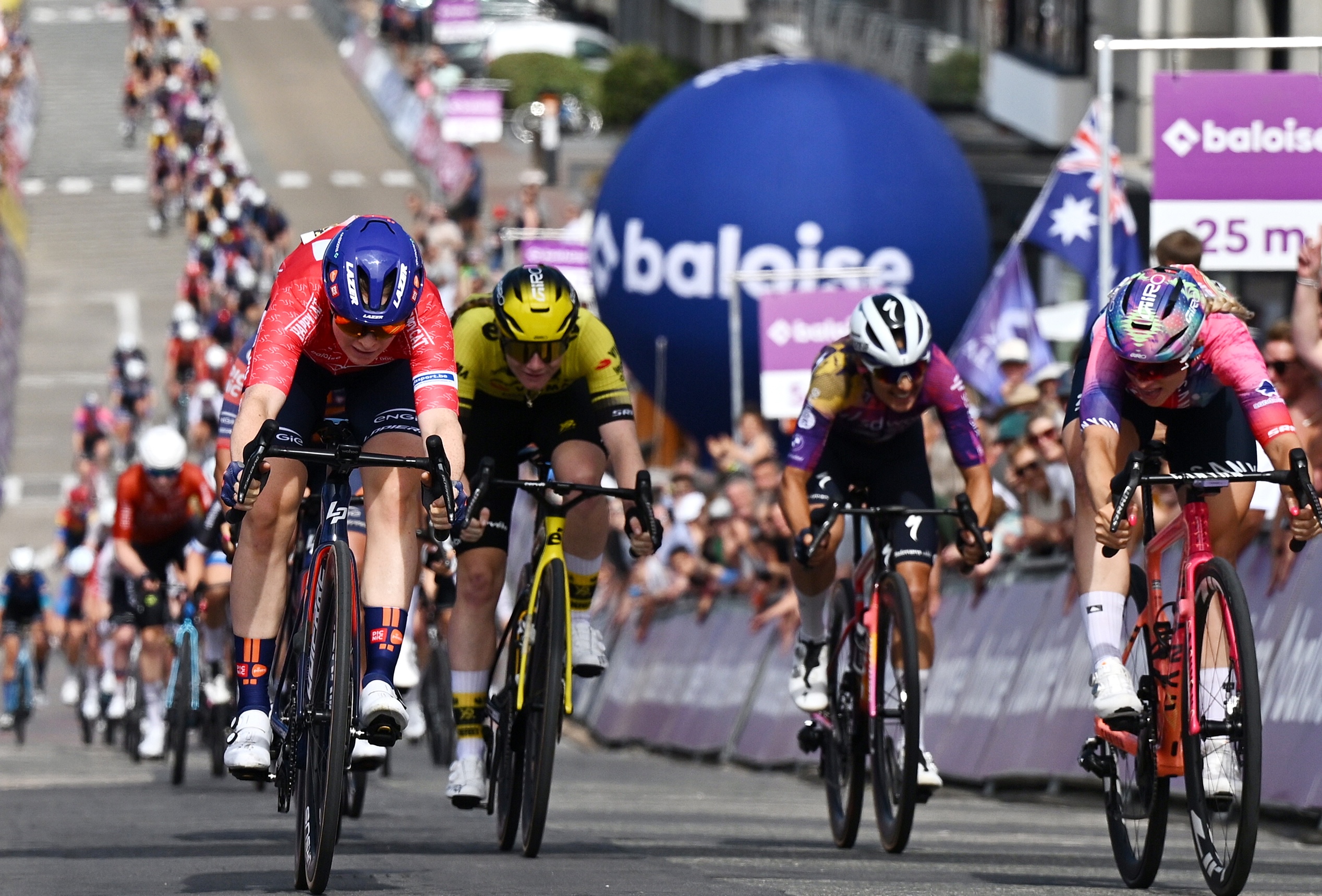 Knokke -Heist, Bélgica - 17 de julio: (LR) Charlotte Kool de los Países Bajos y el equipo Picnic Postnl - Red Points Jersey, Nienke Veenhoven de los Países Bajos y el equipo Visma | Arrendar una bicicleta, Barbara Guarischi de Italia y Equipo SD Worx-Protime y Chiara Consonni de Italia y Team Canyon // Sram Zondacrypto Sprint en la línea de meta para ganar durante el 11 ° Baloise Ladies Tour 2025, etapa 1 A 127.2 kmm desde Jabbebeke hasta Knokke-Heist el 17 de julio, 2025 en el nudo de Knokke, Belgium. (Foto de Luc Claessen/Getty Images)