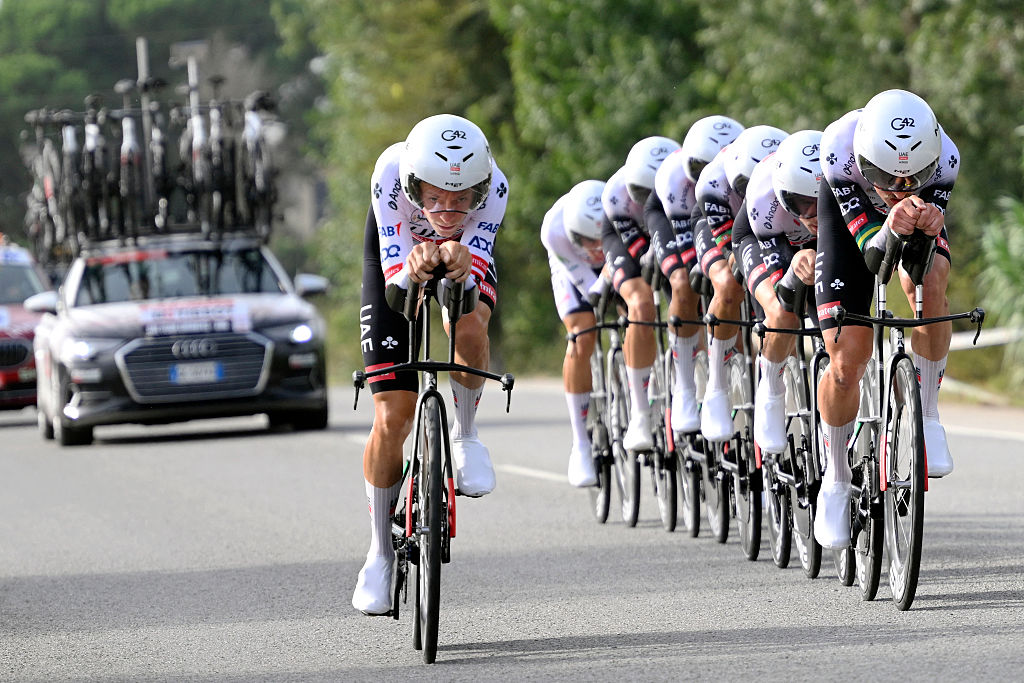 Los corredores del equipo de los EAU compiten durante la quinta etapa de La Vuelta A Espana Cycling Tour, una carrera del equipo de control de tiempo de 24.1 km en Figueres, el 27 de agosto de 2025. (Foto de Josep Lago / AFP) (Foto de Josep Lago / AFP a través de Getty Images)