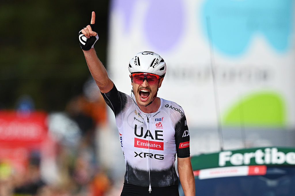 Pal, Andorra - 28 de agosto: Jay Vine de Australia y Emirates del equipo de los EAU - XRG celebra en la línea de meta como ganadora del escenario durante la Vuelta de La Vuelta - 80ª gira por España 2025, etapa 6 A 170.3 km de la etapa de Olot a Pal - Andorra 1900m / #uciwt / el 28 de agosto de 2025 en Pal, yorra. (Foto de Dario Belingheri/Getty Images)
