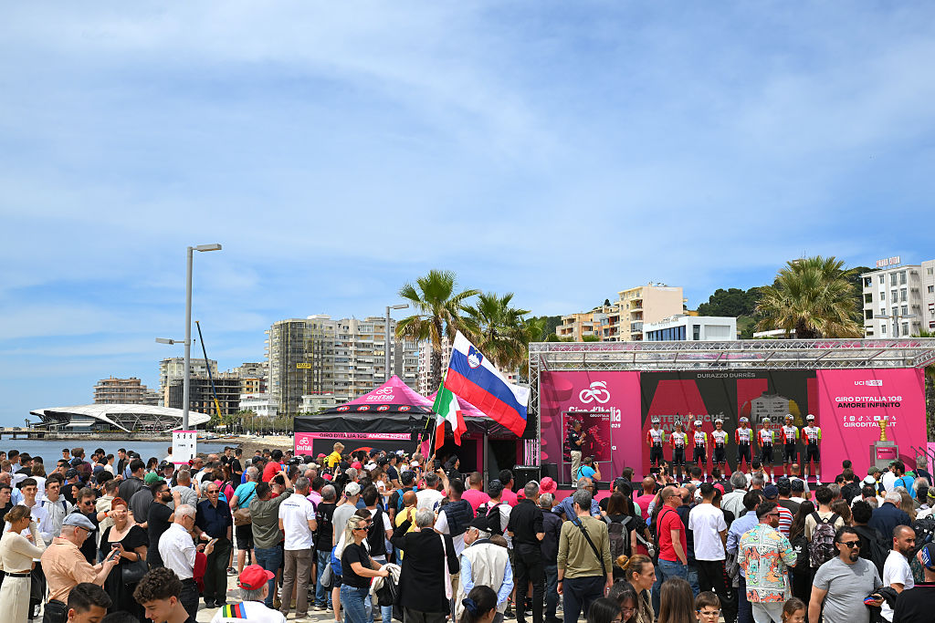 Las multitudes se reúnen en Durrës, Albania para el inicio de sesión del equipo antes del comienzo del 2025 Giro D ' Italia Stage de apertura