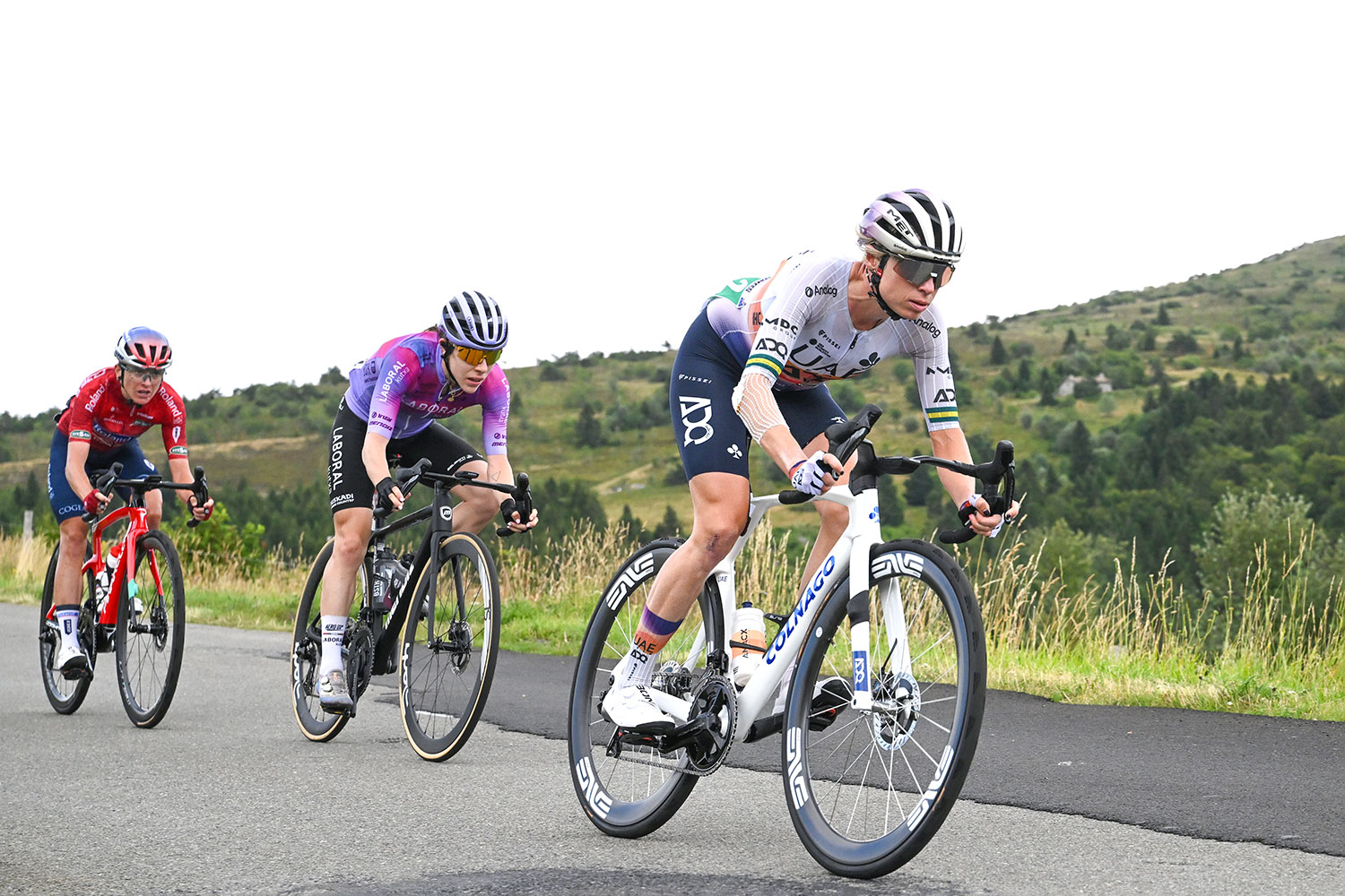AMBERT, Francia - 31 de julio: Brodie Chapman de Australia y el equipo de los EAU ADQ compite en la escapada durante el 4to Tour de Francia Femmes 2025, etapa 6 / A 123.7 km de la etapa de Clermont -Ferrand a Ambert #uciwwt / el 31 de julio de 2025 en Ambert, Francia. (Foto de Szymon Gruchalski/Getty Images)