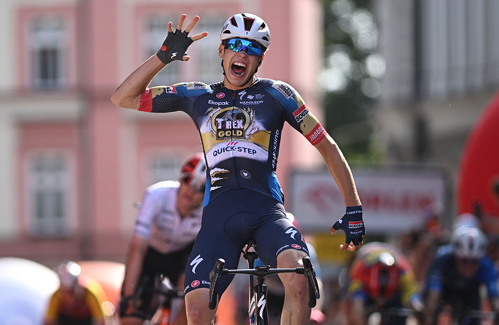CIESZYN, POLAND - 07 de agosto: Paul Magnier de Francia y Team Soudal Quick -Step celebra en la línea de meta como ganador del escenario durante el 82º Tour de Pologne 2025, etapa 4 Una etapa de 198.8 km desde Rybnik a Cieszyn / #uciwt / el 07 de agosto de 2025 en Cieszyn, Poland. (Foto de Luc Claessen/Getty Images)