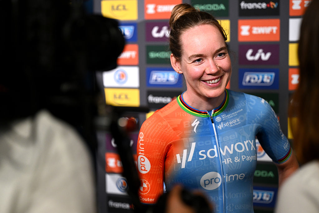 Vannes, Francia - 25 de julio: Anna Van der Breggen de Países Bajos y Equipo SD WORX - Protime durante la conferencia de prensa de los mejores jinetes antes de la 4ta Tour de Francia Femmes 2025 / #uciwwt / el 25 de julio de 2025 en Vannes, Francia. (Foto de Szymon Gruchalski/Getty Images)