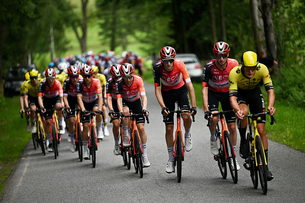 Karpacz, Polonia - 05 de agosto: (LR) Victor Langellotti de Mónaco, Ben Turner de Gran Bretaña y Lucas Hamilton de Australia y los granaderos del equipo Ineos compiten durante el 82º Tour de Pologne 2025, Etapa 2 A 149.4 km desde el Hotel Golebski Karpacz hasta Karpacz / #uciwt / On Augusto 025, 2025, 2025. Karpacz, Polonia. (Foto de Luc Claessen/Getty Images)