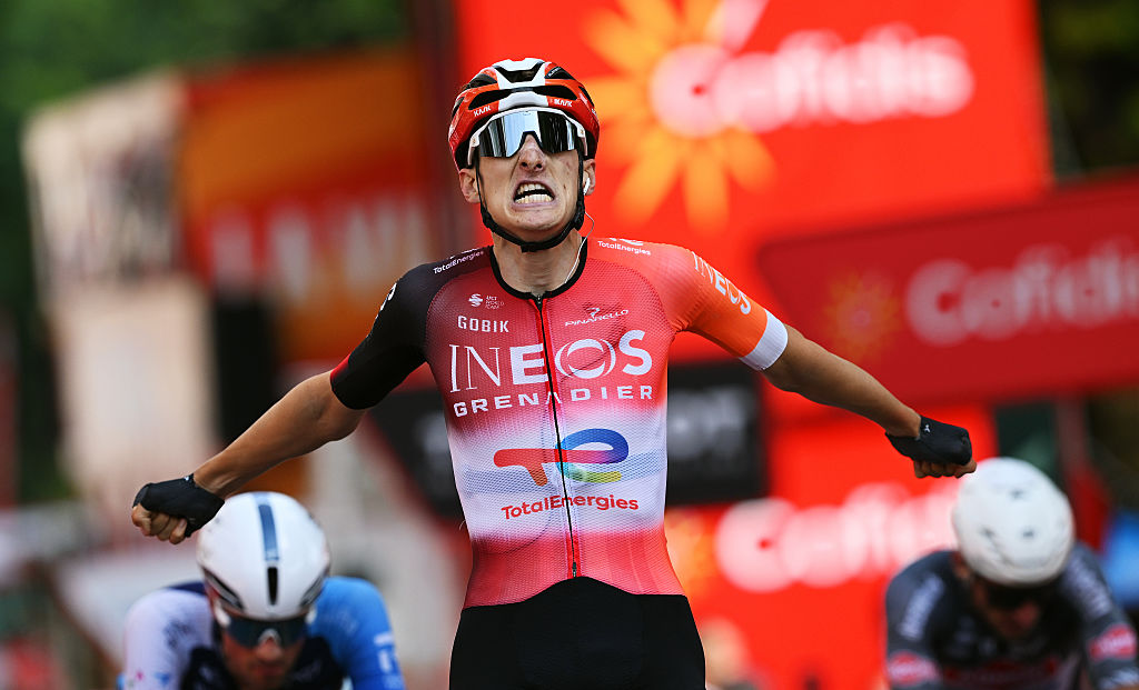 Voiron, Francia - 26 de agosto: Ben Turner de Gran Bretaña y el Equipo Ineos Granadiers celebra en la línea de meta como ganador del escenario durante la Vuelta de La Vuelta - 80ª gira por España 2025, etapa 4 A 206.7 km desde Susa a Voiron / #uciwt / el 26 de agosto de 2025 en Voiron, Francia. (Foto de Dario Belingheri/Getty Images)