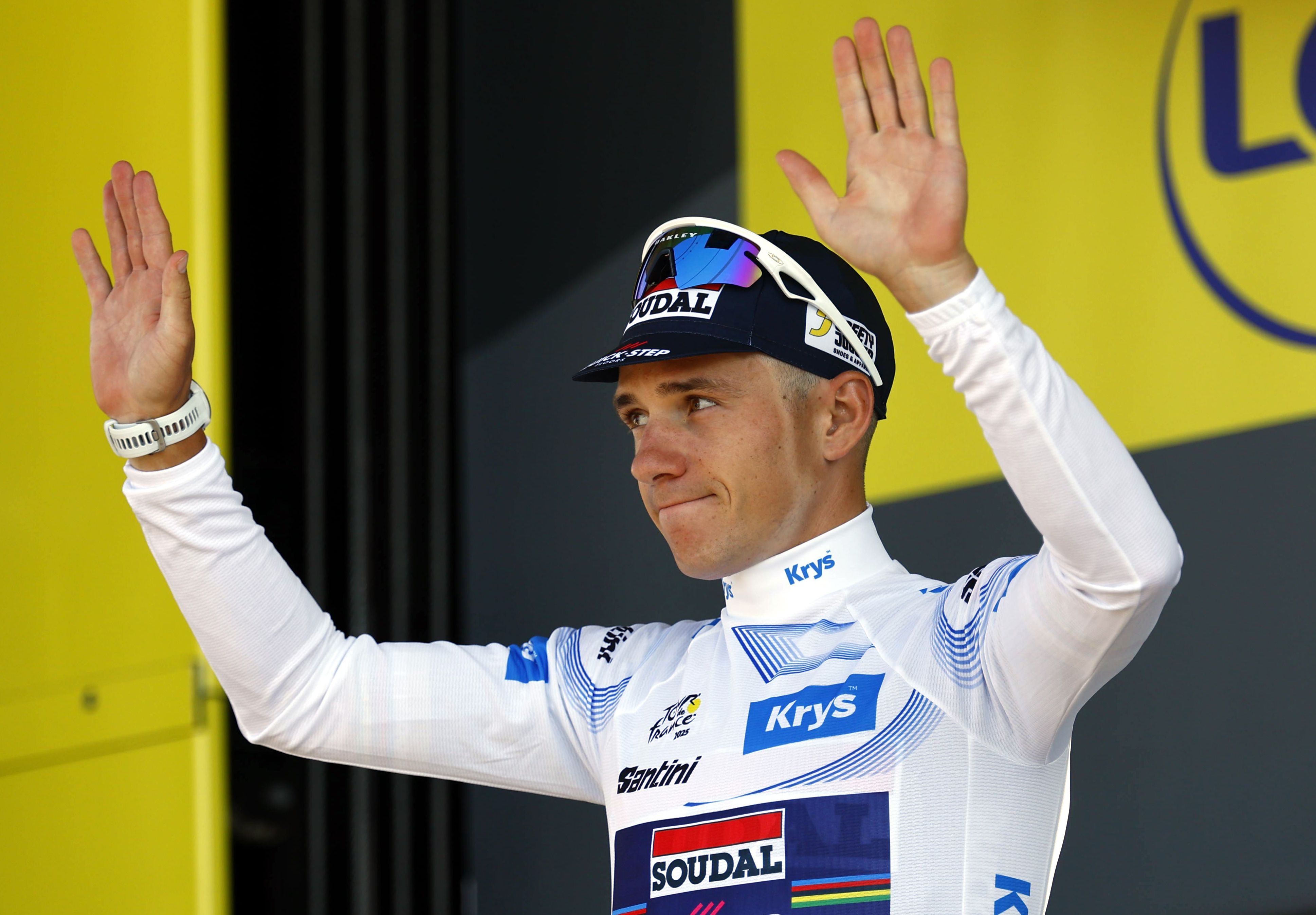 Tour de France 2025 - Etapa 13, Peyragudes - 18 de julio de 2025 piloto belgiano Remco Evenepoel de Soudal Quick -Step Team celebra en el podio en su camiseta blanca para el mejor jinete joven después de la 13ª etapa de la carrera de ciclismo de la tour de Francia, una contrarreloj individual (ITT) sobre 10.9km desde Loudenvielle hasta Peyragudes, France, 182. Martin, una contrarrelo Divisek/EPA/Shutterstock