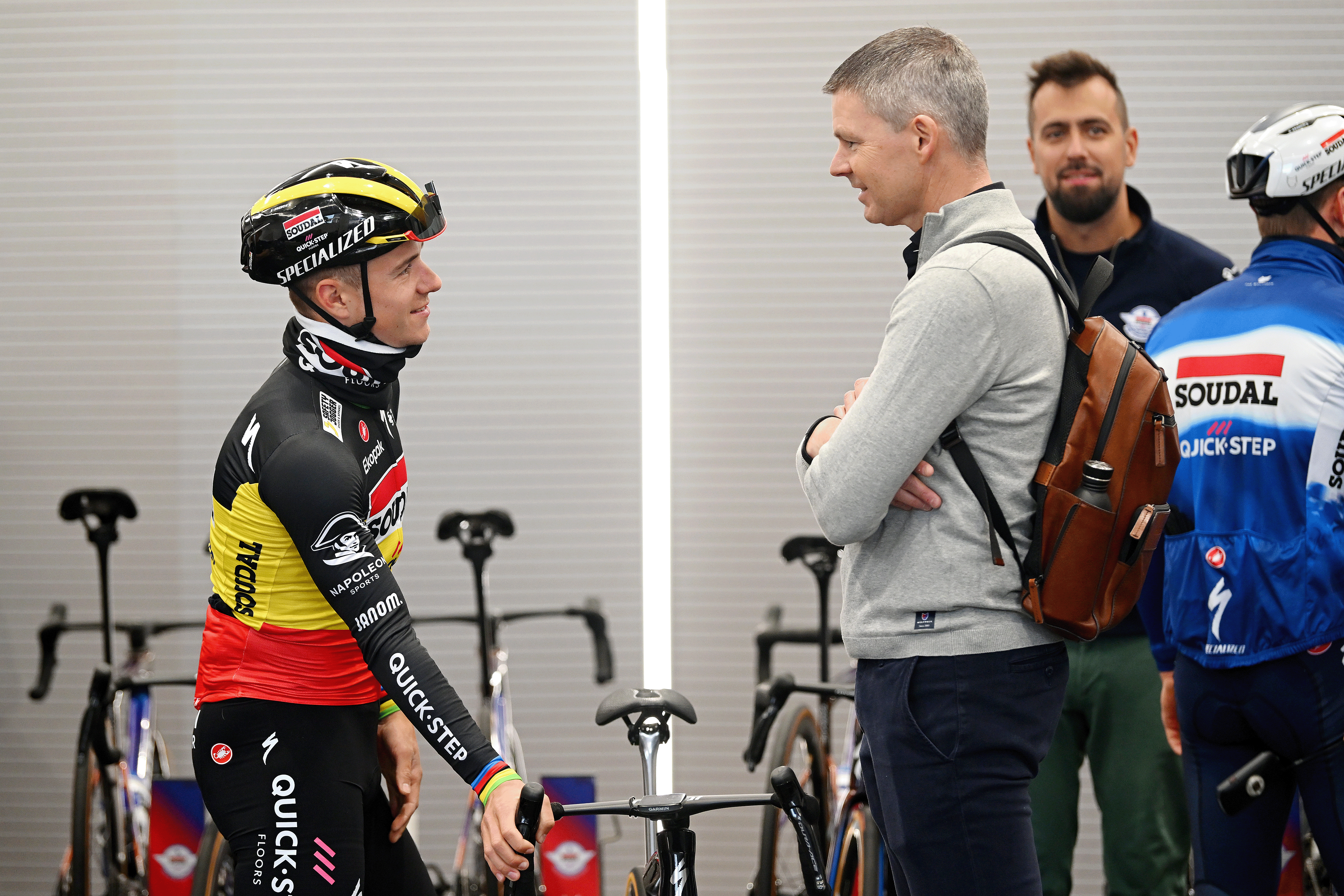 CALPE, España - 09 de enero: (LR) Remco Evenepoel de Belgium y Jurgen antes de Belgium CEO Gerente del Equipo del Equipo Soudal Quick -Step durante el Soudal Quick -Step 2024 - Presentación del equipo el 09 de enero de 2024 en Calpe, España. (Foto de Dario Belingheri/Getty Images)