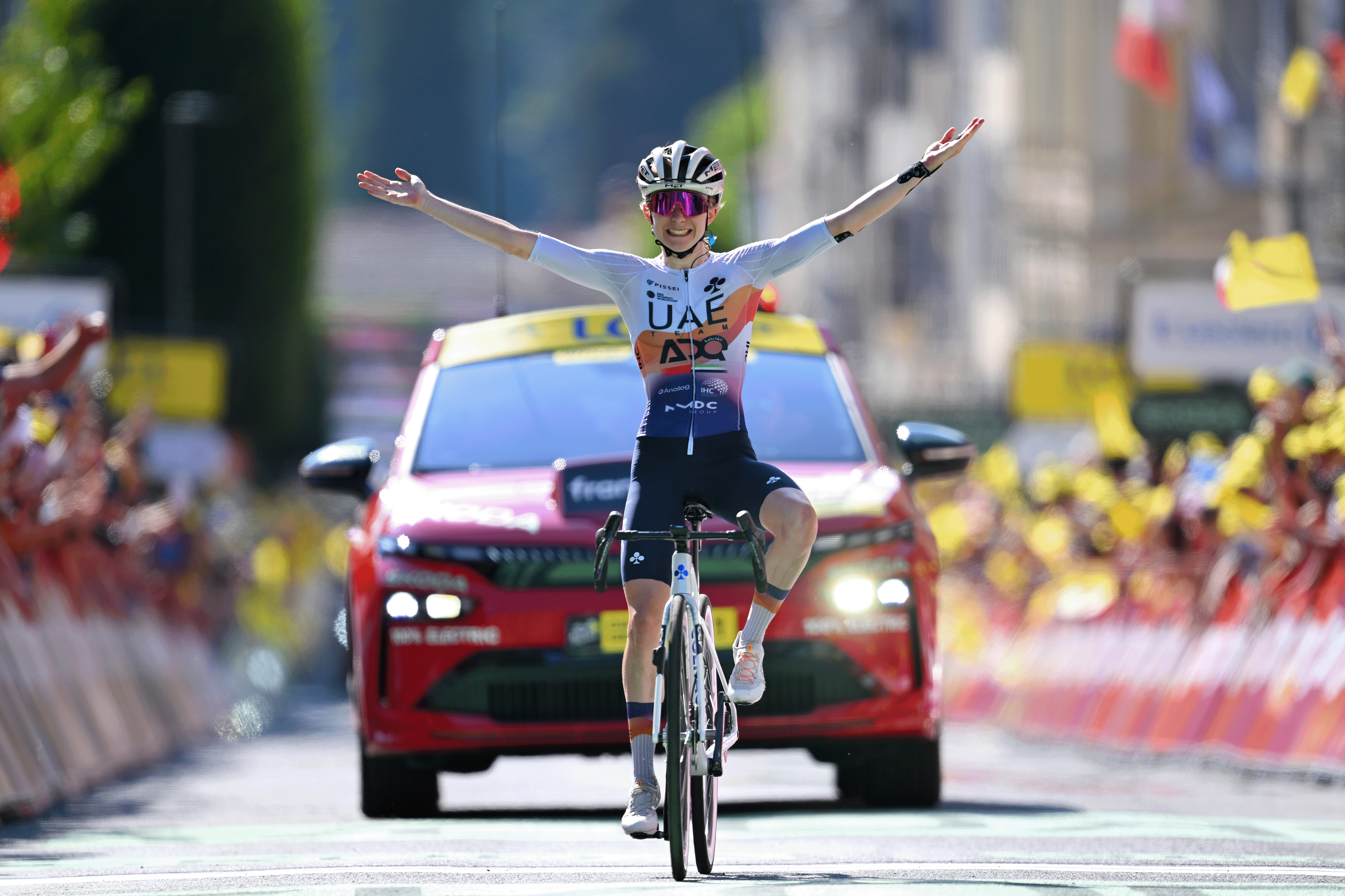 AMBERT, Francia - 31 de julio: Maeva Squiban de Francia y el equipo de los EAU ADQ celebra en la línea de meta como ganador del escenario durante el 4to Tour de Francia Femmes 2025, etapa 6 / A 123.7 km desde Clermont -Ferrand a Ambert #uciwwt / el 31 de julio de 2025 en Ambert, France. (Foto de Tim de Waele/Getty Images)