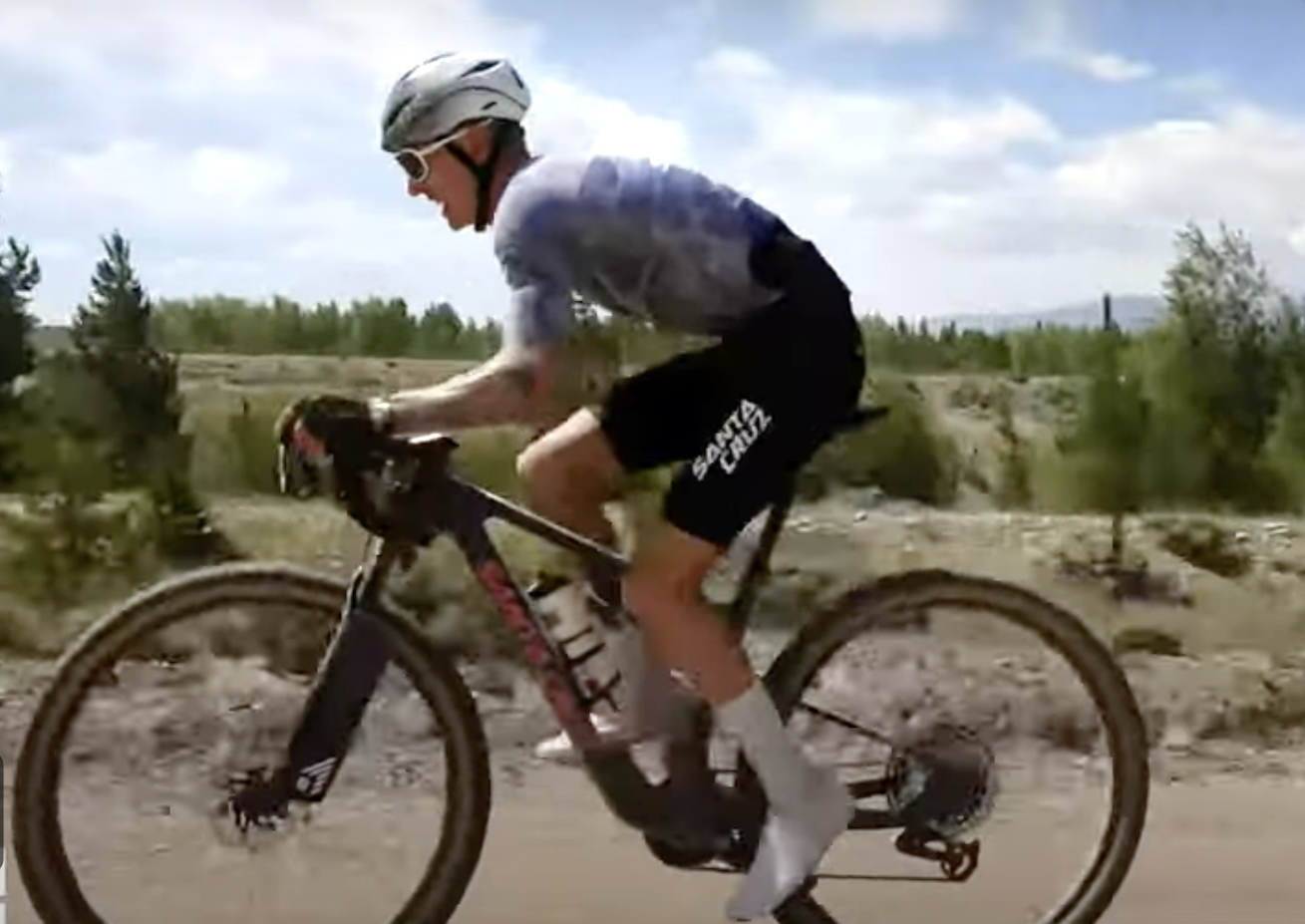 Keegan Swenson Powers a una quinta victoria en solitario en Leadville Trail 100 MTB, como se muestra en la transmisión en vivo de Life Time 