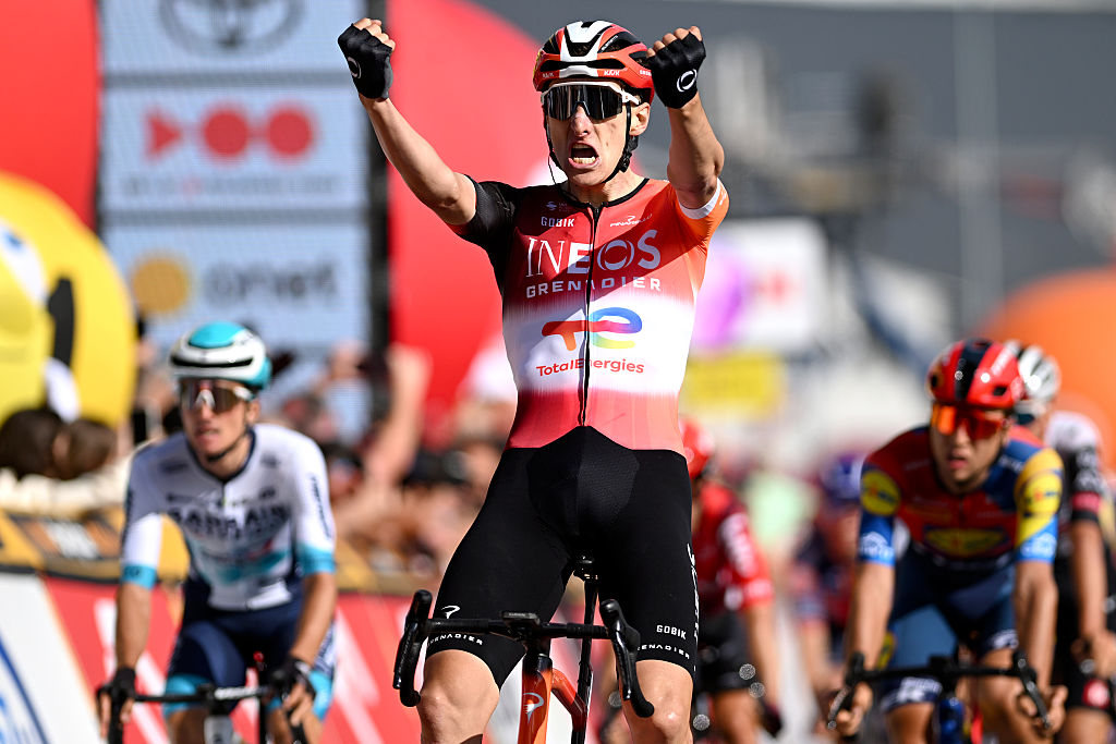Walbrzych, Polonia - 06 de agosto: Ben Turner de Gran Bretaña y los granaderos del equipo Ineos celebra en la línea de meta como ganador del escenario durante el 82º Tour de Pologne 2025, etapa 3 A 159.3 km de Walbrzych a Walbrzych / #uciwt / el 06 de agosto de 2025 en Walbrzych, Poland. (Foto de Luc Claessen/Getty Images)