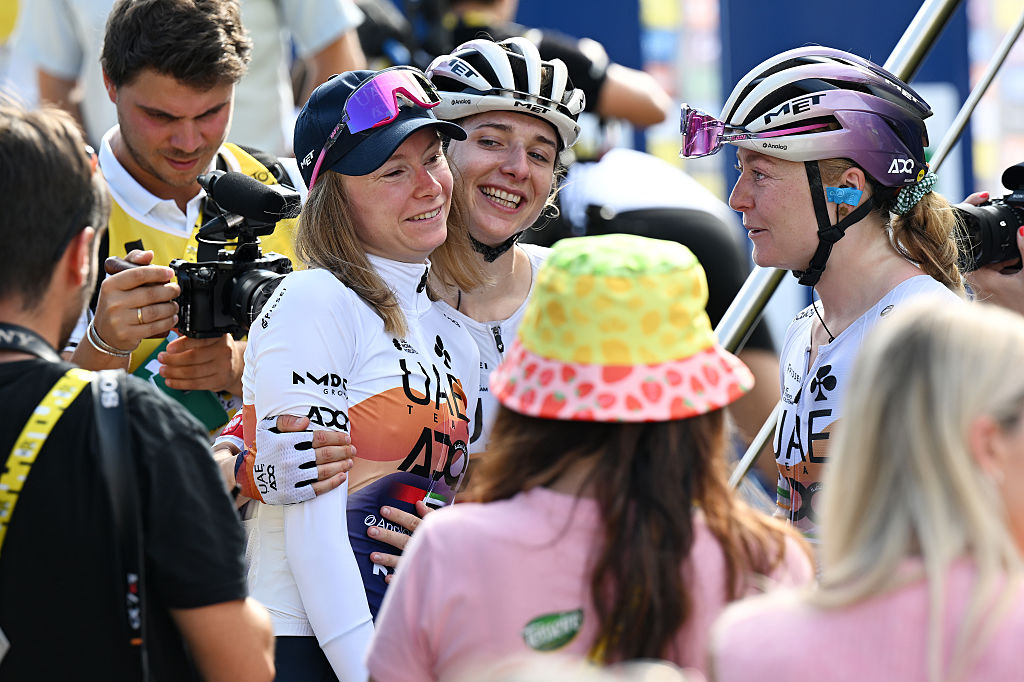 AMBERT, Francia - 31 de julio: (LR) Ganadora de la etapa Maeva Squiban de Francia, Dominika Wlodarczyk de Polonia y Lara Gillespie de Irlanda y el equipo de los EAU ADQ React después del 4º Tour de Francia Femmes 2025, etapa 6 / A 123.7KM Etapa de Clermont -Ferrand a Ambert #uciwtwt / On Julio 31, 2025 en la etapa de 123.7km de la etapa de Clermont -Ferrand hasta Ambert #uciwwt / en julio, 2025, 2025, 2025, 2025 en la etapa de AMBERT. (Foto de Szymon Gruchalski/Getty Images)