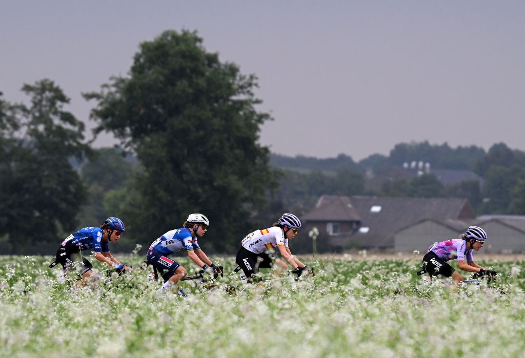 LIEGE, Bélgica - 14 de agosto: (LR) Loes Adegeest de los Países Bajos y el Equipo FDJ - Suez, Sarah Gigante de Australia y AG Insurance - Soudal Team, USOA Ostolaza de España de España y Laboratorio del Equipo Kutxa - Fundación Euskadi y Ane Santesteban de SPAIN y Equipo Kutxa - Fundacion Euskadi Compete durante el Tourado de Fundacion durante el Tourado de la Fundación durante el Tourado de la Fundación durante el Toural de la Fundación y el Fundacion durante el Turación del Tourado y el Fundacion. France Femmes 2024, Etapa 4 A 122.7 km de la etapa de Valkenburg a Liege / #uciwwt / el 14 de agosto de 2024 en Liege, Bélgica. (Foto de Dario Belingheri/Getty Images)