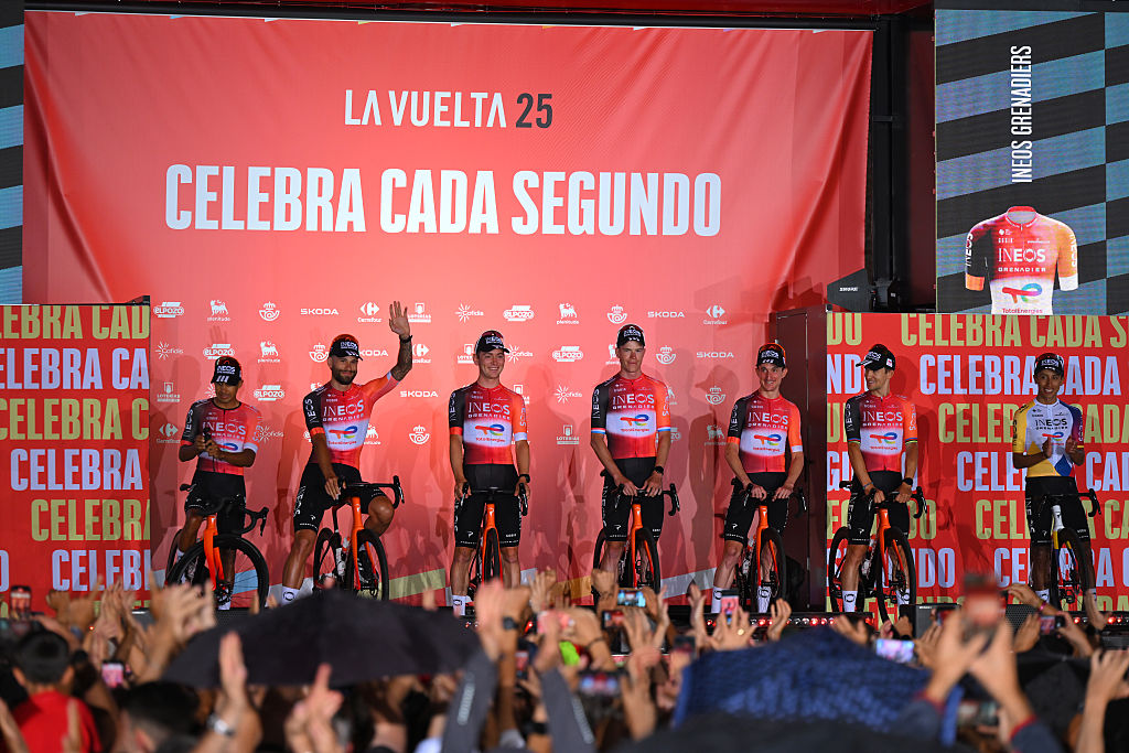 TURIN, ITALY - AUGUST 21: A general view of Egan Bernal of Colombia, Filippo Ganna of Italy, Michal Kwiatkowski of Poland, Bob Jungels of Luxembourg, Brandon Smith Rivera of Colombia, Magnus Sheffield of United States, Victor Langellotti of Monaco, Lucas Hamilton of Australia and Team INEOS Grenadiers during the La Vuelta - 80th Tour of Spain 2025, Presentación del equipo / #uciwt / el 21 de agosto de 2025 en Turín, Italia. (Foto de Tim de Waele/Getty Images)