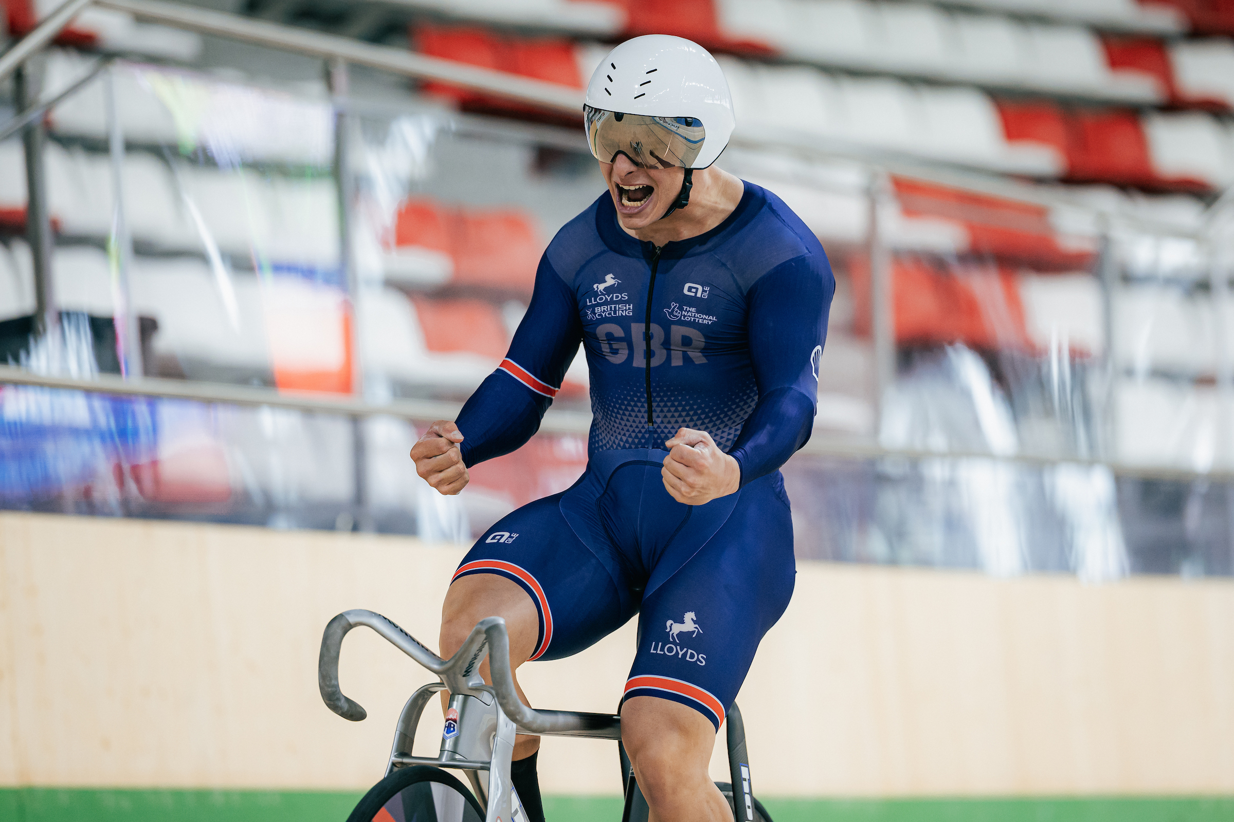 14/08/2025 - Ciclismo de pista - Men Elite 200m Flying Start Intent - Konya Velodrome, Konya, Türkiye - Matthew Richardson de Gran Bretaña celebra después de establecer un tiempo récord mundial de 8.941s en el intento de récord de volante de UCI 200m volando