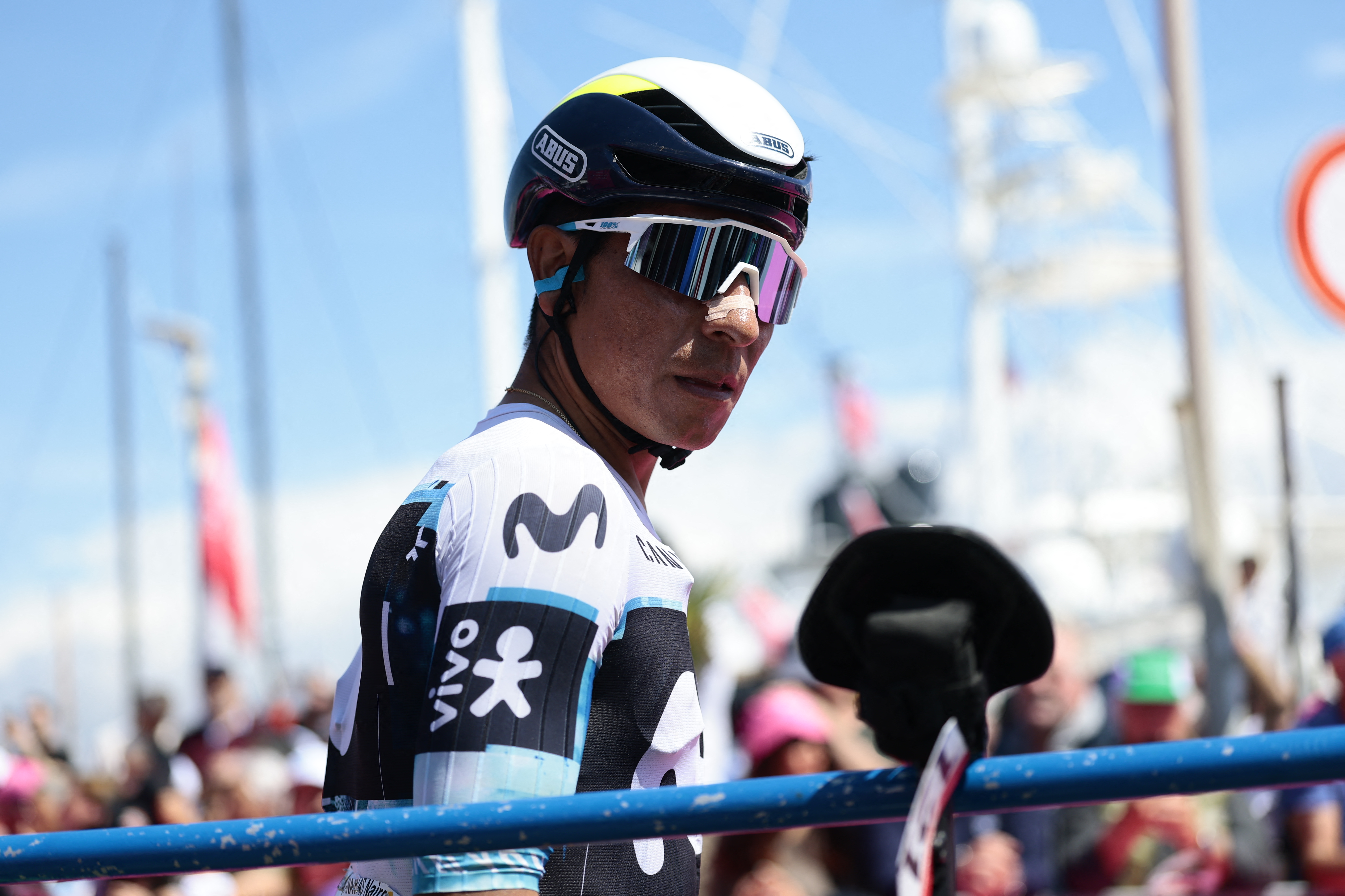 El ciclista colombiano de Movistar Team, Nairo Quintana, observa durante la presentación del equipo de la undécima etapa del 108º Giro de Italia, carrera ciclista de 186 kilómetros entre Viareggio y Castelnovo ne' Monti el 21 de mayo de 2025. (Foto de Luca Bettini / AFP) (Foto de LUCA BETTINI/AFP vía Getty Images)