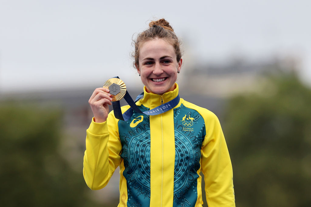 La medallista de oro Grace Brown del Equipo Australia posa en el podio durante la contrarreloj individual de las mujeres en el primer día del primer día de los Juegos Olímpicos París 2024 en Pont Alexandre III el 27 de julio de 2024 en París, Francia. (Foto de Tim de Waele/Getty Images)