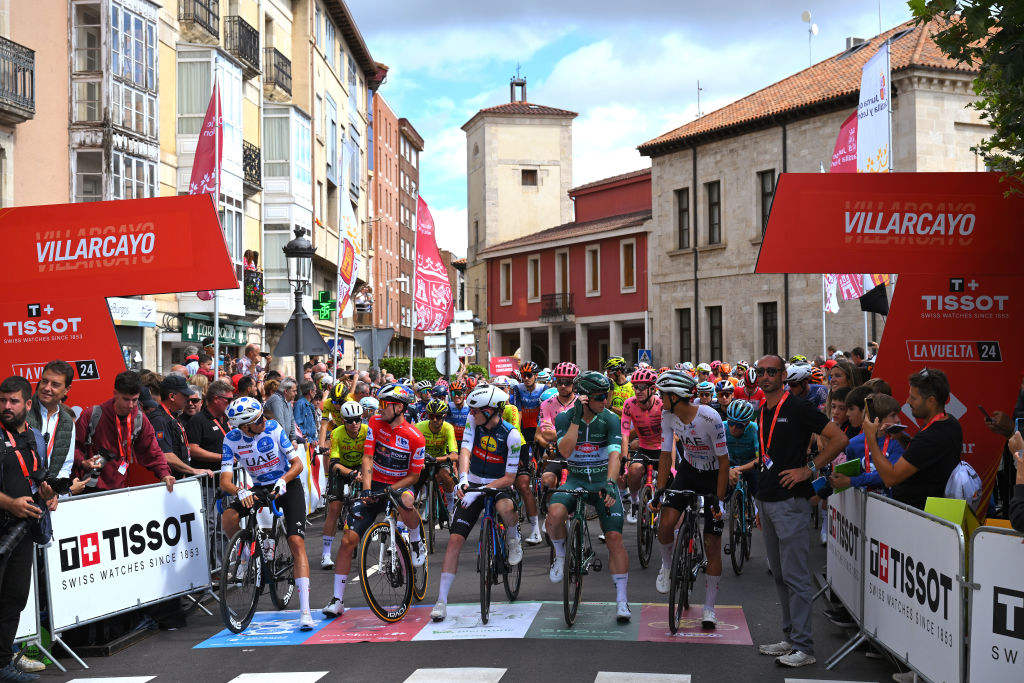 Villarcayo España 07 de septiembre LR Marc Soler of España y EAU EMIRATS Emirates Polka Dot Mountain Jersey Primoz Roglic de Eslovenia y el equipo Red Bull Bora Hansgrohe Red Leader Jersey Mattias Skjelmose Jensen de Dinamarca y el equipo Lidl Trek White White Mejor Jersey Jersey y Kaden Groves de Australia y Australia Alpecin Alpecin Deceuniny Dinemouninkk Greens antes de los Jersey de Jersey y Kaden a Australia y el equipo Alpecin Alpecin Deceuniny Toints Greens antes de los jersey de Jersey y Kaden a Australia y el equipo Alpecin Alpecin Deceuniny de los Jersey de Jersey Jersey. Vuelta 79 ° Tour de España 2024 Etapa 20 A 172 km de escenario de Villarcayo a Picon Blanco 1491M UCIWT el 07 de septiembre 2024 en Villarcayo España Foto de Tim de Waelegetty Images