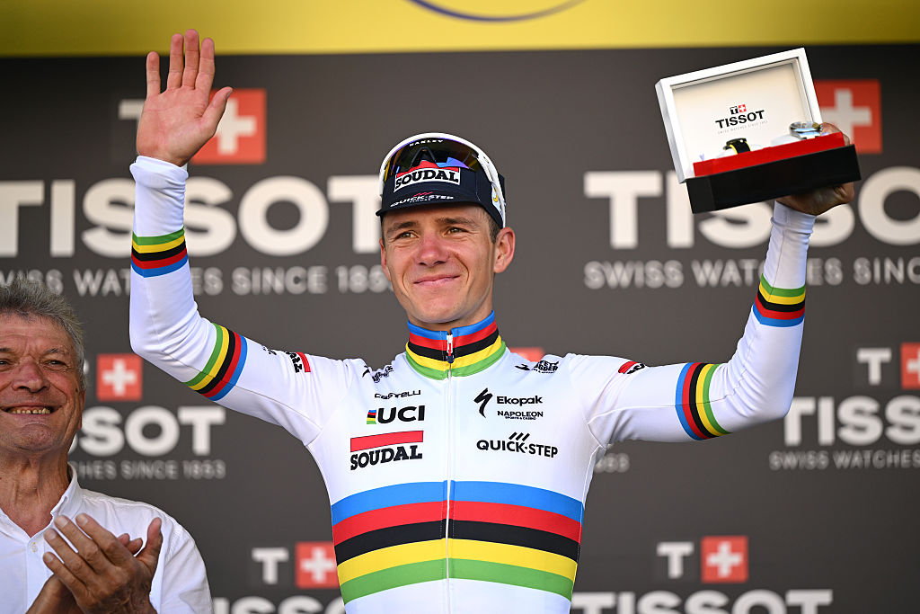 CAEN, FRANCE - 09 de julio: Remco Evenepoel de Bélgica y el equipo Soudal rápido celebra en el podio como ganador del premio especial Tissot ITT con la presencia de las dos veces ganador de la Tour de Francia Bernard Thevenet de Francia (l) durante el 112 ° Tour de Francia, 202 de 33 km en la etapa de tiempo temporal de Caen / #uciwt / en julio. (Foto de Dario Belingheri/Getty Images)