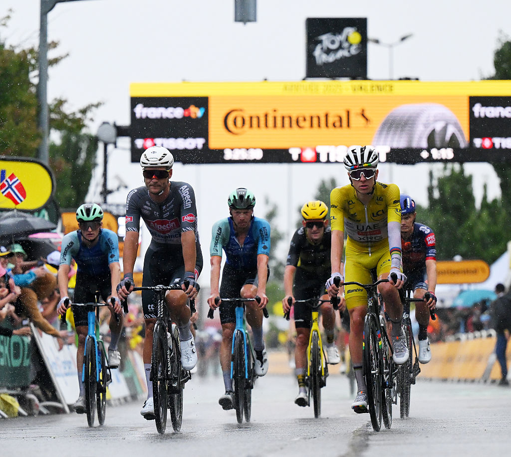 Valence, Francia - 23 de julio: (LR) Jonas Rickaert de Bélgica y el equipo Alpecin - Deceuninck y Tadej Pogacar de Eslovenia y EAU Equip Emirates - XRG - El líder amarillo Jersey cruza la línea de meta durante el 112 ° Tour de Francia 2025, la etapa 17 de 160.4 km desde la vía de Bollene a Valence / #uciwt / en julio, 2025, 2025, 2025, 2025, una etapa 17, una etapa de 160.4 km de Bollene a Valence / #uciwt / en julio, 2025, 2025, 2025, 2025, una etapa 17, una etapa de 160.4 km de Bollene a Valence / #uciwt / en julio. Francia. (Foto de Tim de Waele/Getty Images)