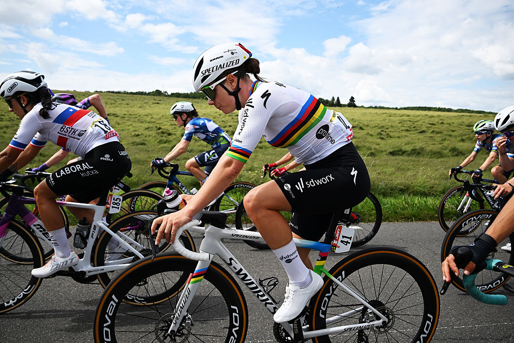 Poitiers, Francia - 29 de julio: Lotte Kopecky de Bélgica y Equipo SD WORX - Protime compite durante el 4to Tour de Francia Femmes 2025, etapa 4 A 130.7 km de Saumur a Poitiers / #uciwwt / el 29 de julio de 2025 en Poitiers, Francia. (Foto de Szymon Gruchalski/Getty Images)