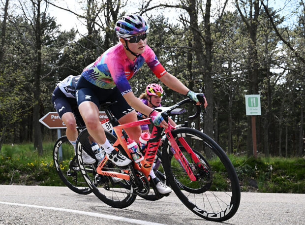 Neve Bradbury in action at La Vuelta Feminina 2025