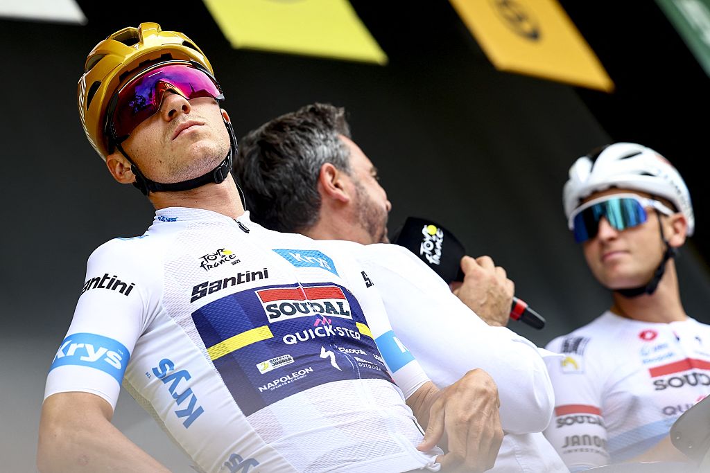 El belga Remco Evenepoel de Soudal-Quick Step fotografiado al inicio de la etapa 10 del Tour de Francia 2025, desde Ennezat hasta Le Mont-Dore Puy de Sancy (169 km), el lunes 14 de julio de 2025 en Francia. La 112ª edición del Tour de Francia comienza el sábado 5 de julio en Lille, Francia, y finalizará en París, Francia, el 27 de julio. FOTO BELGA DAVID PINTENS (Foto de DAVID PINTENS / BELGA MAG / Belga vía AFP)