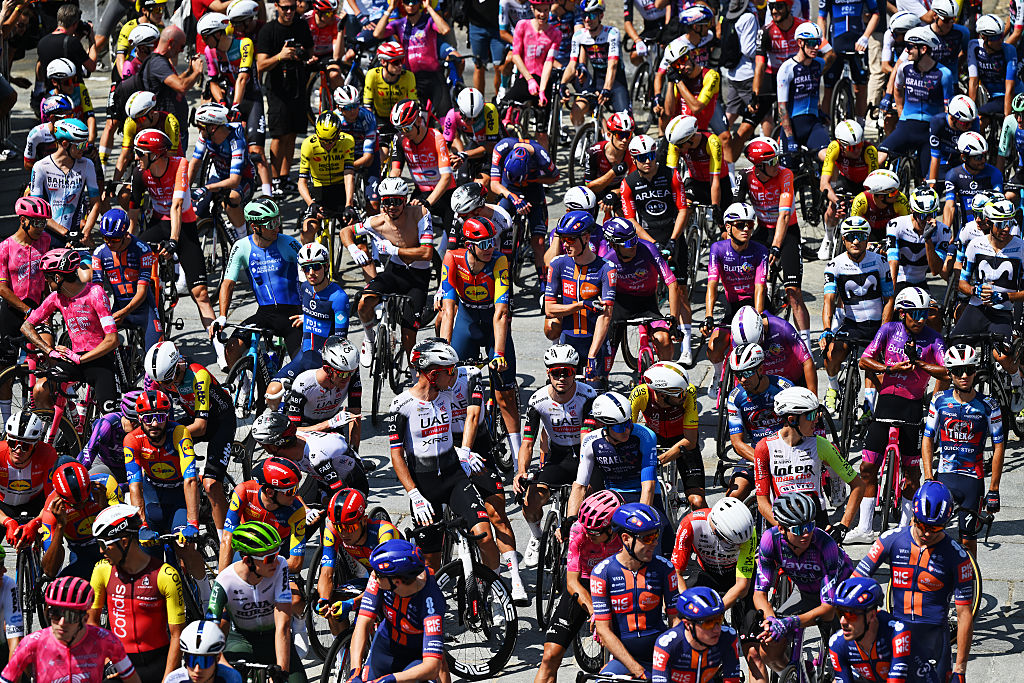 Turín, Italia - 23 de agosto: Una vista general del pelotón antes del La Vuelta - 80 ° Tour de España 2025, Etapa 1 A 186.7 km de la etapa de Torino -Reggia di Venaria a Novara / #uciwt / el 23 de agosto de 2025 en Turín, Italy. (Foto de Dario Belingheri/Getty Images)
