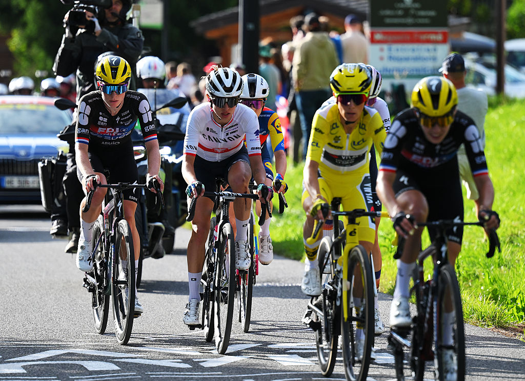 Los favoritos generales en el Tour de France Femmes compiten en el final de la etapa 9 a Châtel