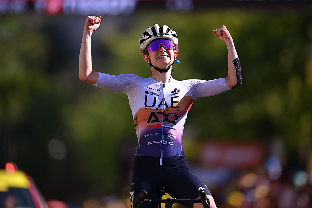 CHAMBERY, Francia-01 de agosto: Maeva Squiban de Francia y el equipo de los EAU ADQ celebra en la línea de meta como ganador del escenario durante el 4to Tour de Francia Femmes 2025, etapa 7 A 159.7 km de la etapa de Bourg-En-Bresse a Chambery / #uciwwt / el 01 de agosto, 2025 en Bourg-En-Bresse, France.