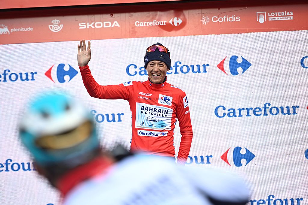 Torstein Traen de Team Bahrain Bahrain Celebre en el podio con la camiseta roja del líder general después de la etapa novena de la Vuelta a Espana, una carrera de 195 km entre Alfaro y Valdezcaray, el 31 de agosto de 2025. (Foto de Ander Gillenea / AFP)