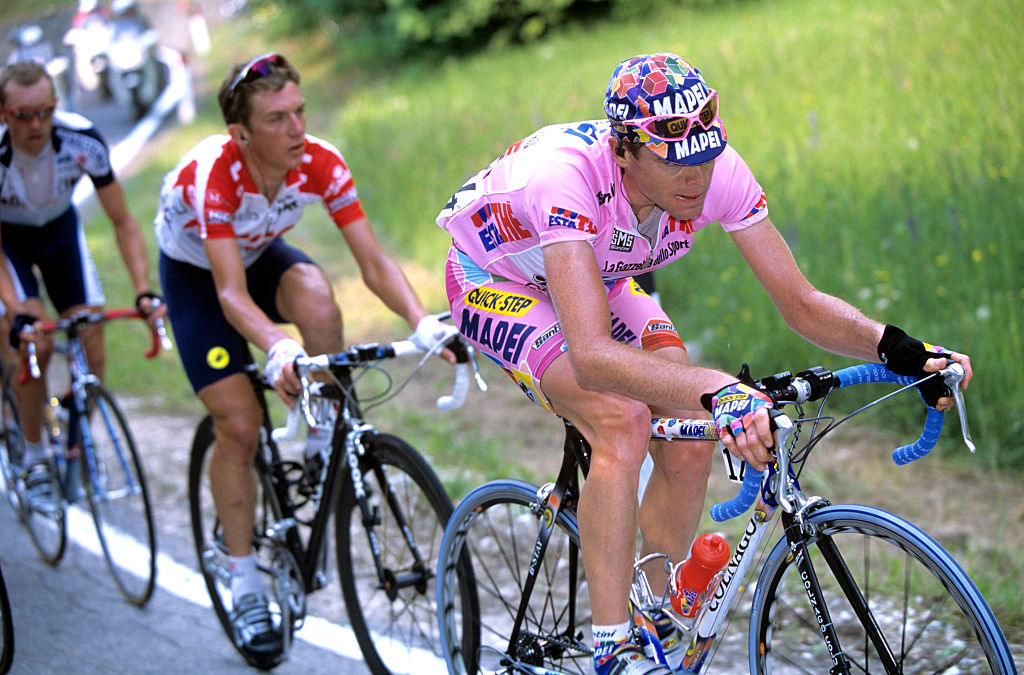 Cadel Evans wears the race-leader's jersey on stage sixteen of the 2002 Giro d'Italia from Corvara to Folgaria. (Photo by Graham Watson/Getty Images)