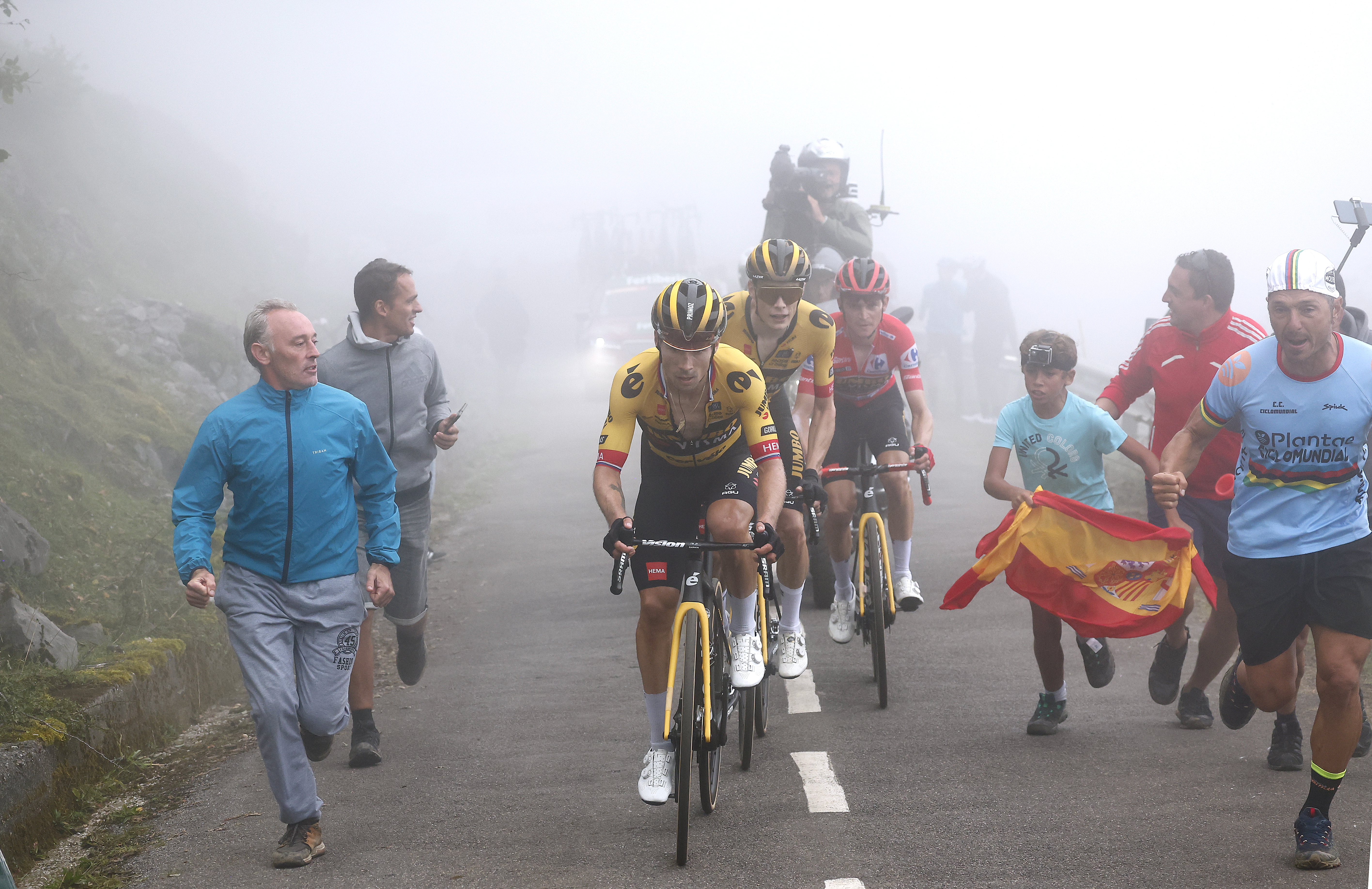 Altu de L ' Angliru, España - 13 de septiembre: Primoz Roglic de Eslovenia, Jonas Vingegaard de Dinamarca y Sepp Kuss de los Estados Unidos y el Equipo Jumbo -Visma - Jersey del líder rojo Compite en la escalada en la escala de la espalda a la Etapa de la Etapa de la Etapa de la Etapa. Desde Ribadesella - Ribeseya a Altu de L ' Angliru 1555m / #uciwt / el 13 de septiembre de 2023 en Altu de L ' Angliru, España. (Foto de Luis Angel Gómez - Pool/Getty Images)