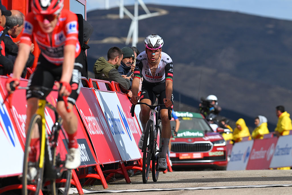 Alto de El Morredero, España - 10 de septiembre: Joao Almeida de Portugal y Emirates del equipo de los EAU - XRG cruza la línea de meta durante el Vuelta 80 de España 2025, etapa 17 A 143.2 km de la etapa de O Barco de Valdeorras a Alto de El Morredero 17555m / #uciwt / en septiembre 10, 2025, 2025, 2025, 2025, 2025, Spain. (Foto de Tim de Waele/Getty Images)