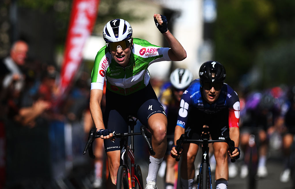 PERNES-LES-FONTAINES, Francia-11 de septiembre: Mischa Bredewold of Países Bajos y Equipo SD WORX-Protime-Green Points Jersey celebra en la línea de meta como ganador del escenario durante el 23 ° Tour Cycliste Feminin International de L ' Ardeche 2025, etapa 3 A 119 km desde la etapa de Avignon a Pernes-Fontaine en septiembre 11, 2025, 2025, 2025, etapa 3, etapa 3 de 119 km de 119 km desde Avignon a Pernes-Fontaine en septiembre de 11, 2025, 2025, 2025, 2025, etapa 3, etapa 3, etapa de 119 km desde Avignon a Pernes-Fontaine en septiembre, 2025, 2025, 2025, 2025. Francia. (Foto de Alex Broadway/Getty Images