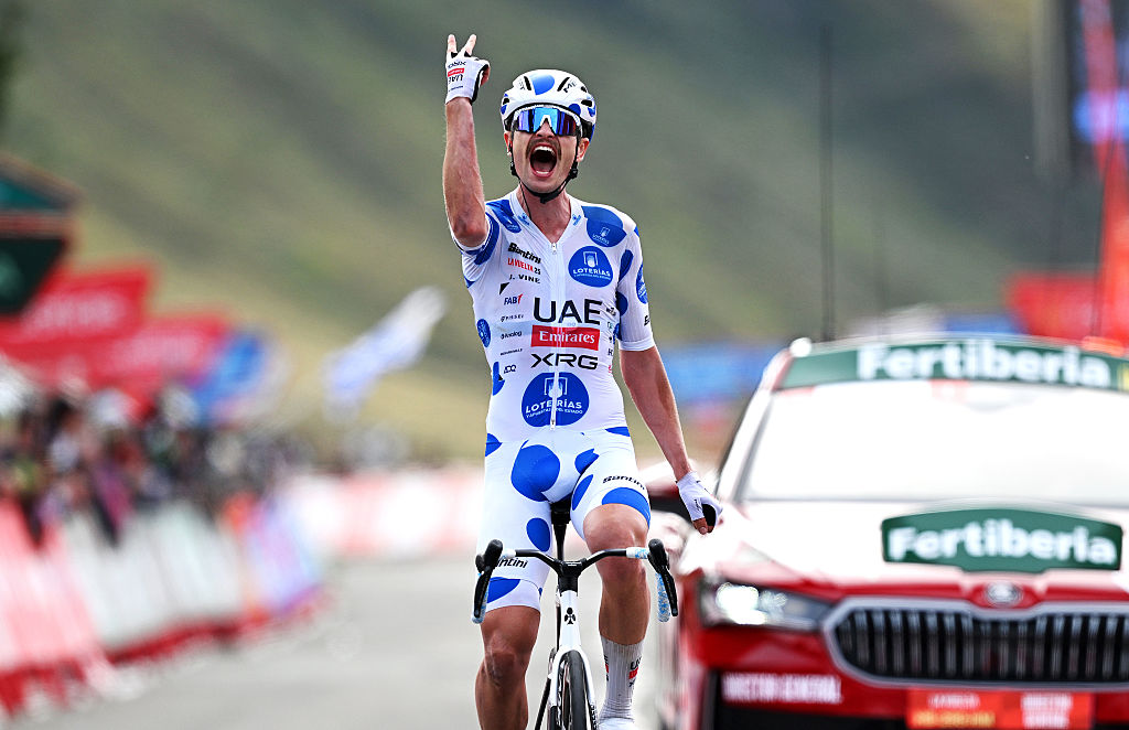 El Ferial Larra Belagua, España - 02 de agosto: Jay Vine of Australia y EAU Equipo Emirates - XRG - Jersey de montaña de lunares de polka celebra en la línea de meta como ganador del escenario durante la Vuelta - 80 ° Tour de España 2025, Etapa 10 A 175.3 km desde la Naturaleza Sendaviva a El Ferial Larra Belagua 1585m / #UTWT / #UTWT / #UTT / #UTTIAT 02, 2025 en El Ferial Larra Belagua, España. (Foto de Dario Belingheri/Getty Images)