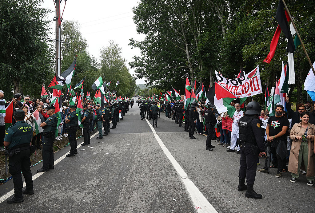 Castro de Erville, España - 09 de septiembre: manifestantes pro -palestinos durante la Vuelta de La Vuelta - 80th Tour por España 2025, etapa 16 A 167.9 km de la etapa de Poio a MOS. Castro de Herville el 09 de septiembre de 2025 en Castro de Erville, España. (Foto de Dario Belingheri/Getty Images)