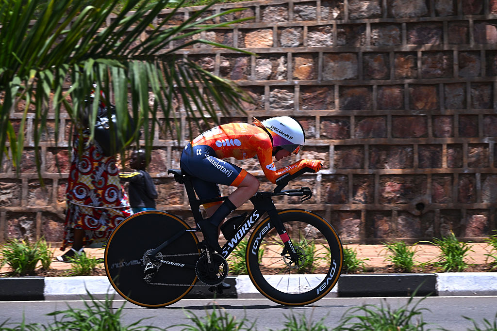 Kigali, Ruanda - 21 de septiembre: Anna Van der Breggen del equipo Países Bajos compite durante el 98 Campeonato Mundial de Ciclismo de UCI Kigali 2025 - Mujeres Elite Individual Time Trial A de 31.2 km de Kigali a Kigali el 21 de septiembre de 2025 en Kigali, Ruanda. (Foto de Dario Belingheri/Getty Images)