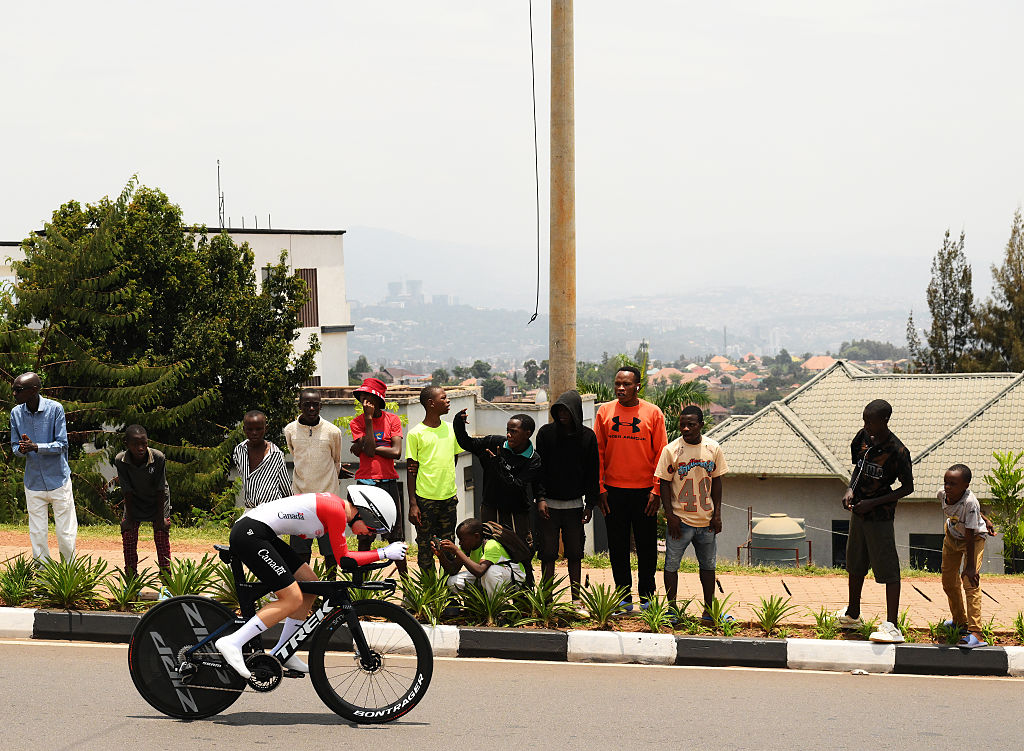 Kigali, Ruanda - 22 de septiembre: Ava Holmgren de Canadá compite durante el 98 ° Campeonato Mundial de Ciclismo de UCI Kigali 2025 - Mujeres menores de 23 años individuales de una carrera de 22.6 km de Kigali a Kigali el 22 de septiembre de 2025 en Kigali, Rwanda. (Foto de David Ramos/Getty Images)