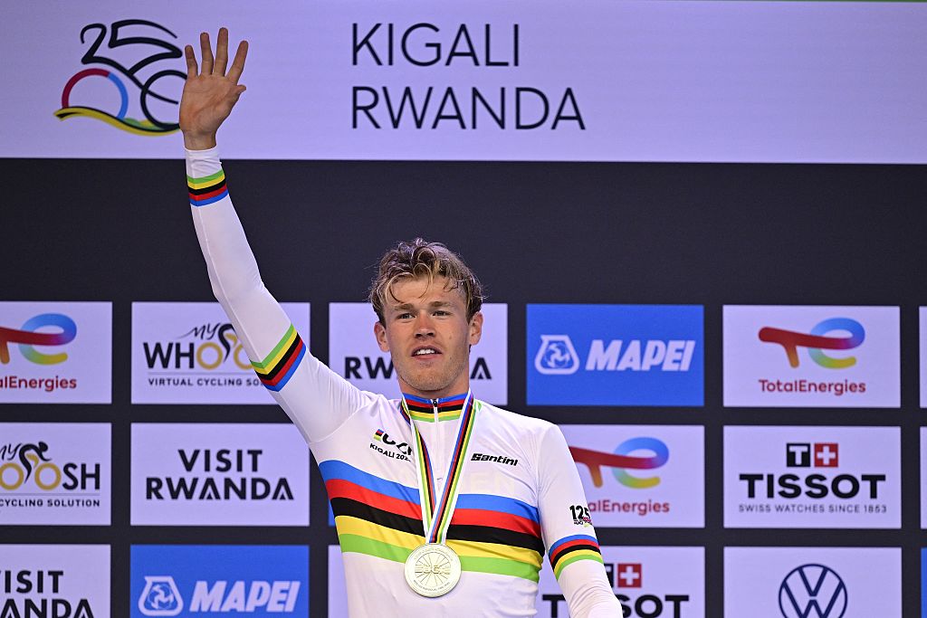 Swedish Jakob Soderqvist celebra en el podio después de ganar la carrera de tiempo individual de los hombres U23 (31,2 km) en el Campeonato Mundial de Cycling Road, en Kigali, Ruanda, el lunes 22 de septiembre de 2025. El Campeonato Mundial de la carretera de 2025 tiene lugar de 21 a 28 de septiembre en Kigali, Ruanda. Belga a través de AFP)