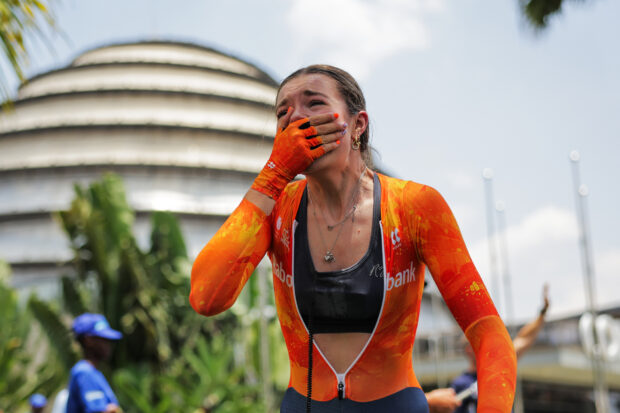Picture by Alex Whitehead/SWpix.com - 23/09/2025 - Cycling - 2025 UCI Road World Championships - BK Arena to Kigali Convention Centre, Kigali, Rwanda - Women Junior Individual Time Trial (ITT) - Megan Arens (Netherlands) Wins the Women Junior Individual Time Trial (ITT) World Championship