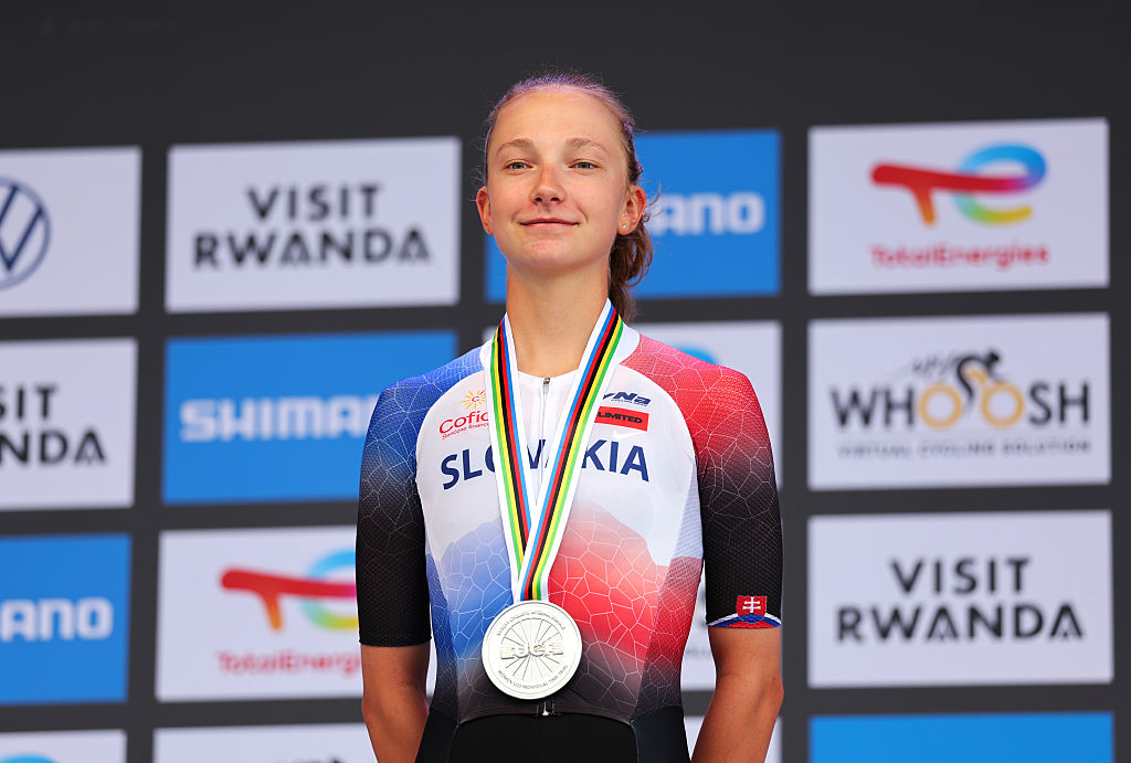 Kigali, Ruanda - 21 de septiembre: Medalista de plata, Viktoria Chladonova de Eslovaquia celebra ganar durante la ceremonia de medalla después del 98º Campeonato Mundial de Ciclismo de UCI Kigali 2025 - Mujeres bajo 23 Trabajo individual una carrera de 22.6 km desde Kigali a Kigali el 22 de septiembre de 2025 en Kigali, Rwanda. (Foto de Alex Whitehead - Pool/Getty Images)