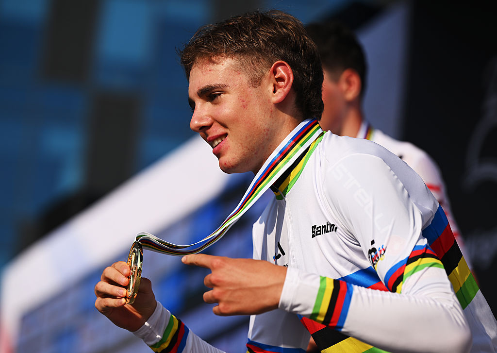 Kigali, Ruanda - 26 de septiembre: Medalista de oro, Lorenzo Finn y el equipo Italia posa en el podio después del 98º Campeonato Mundial de Ciclismo de UCI Kigali 2025, hombres menores de 23 años a una carrera de 164.6 km de Kigali a Kigali el 26 de septiembre de 2025 en Kigali, Rwanda. (Foto de Dario Belingheri/Getty Images)
