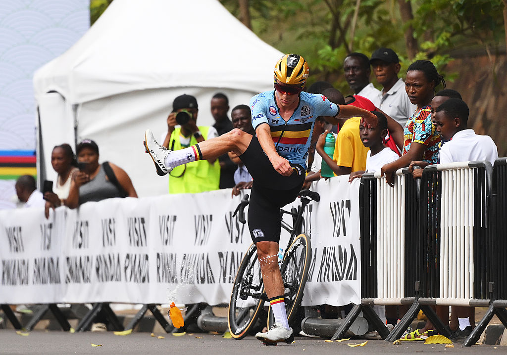 Kigali, Ruanda - 28 de septiembre: Remco Evenepoel y Team Bélgica cambian de bicicleta después de un problema mecánico durante el 98 ° Campeonato Mundial de Ciclismo de UCI Kigali 2025, Men Elite Road Race a 267.5 km de Kigali a Kigali el 28 de septiembre de 2025 en Kigali, rwanda. (Foto de David Ramos/Getty Images)